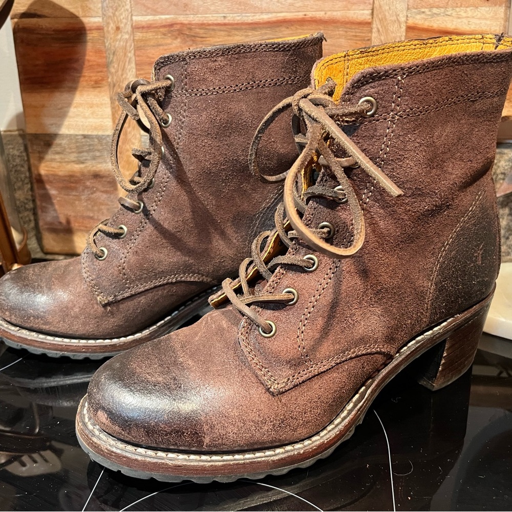 Frye lace up Sabrina 6g boots